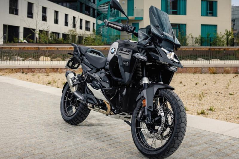 BMW R 1300 GS Adventure Dark Edition : l’excellence de l’aventure'