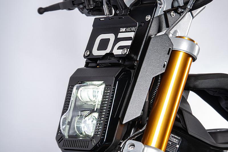 Le BMW CE 02 réinventé avec Horizon Ride et Tank Machine'