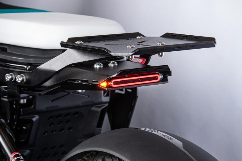 Le BMW CE 02 réinventé avec Horizon Ride et Tank Machine'