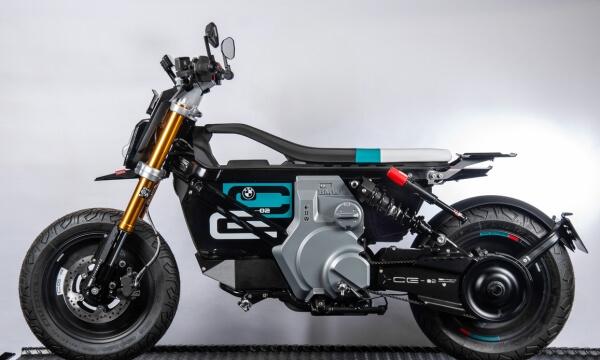 Le BMW CE 02 réinventé avec Horizon Ride et Tank Machine
